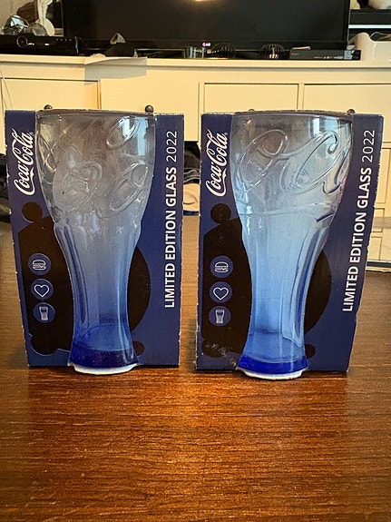 Kaksi sinistä Mäkkärin Coca cola-lasia