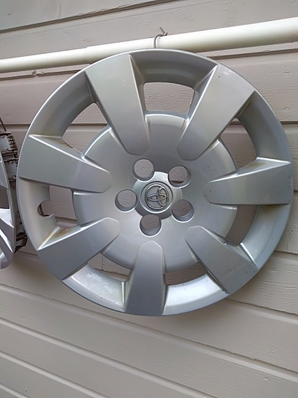 2 kpl 16" Toyotan pölykapseleita