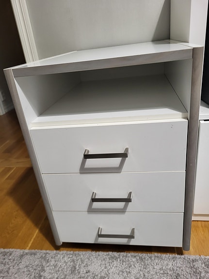 pieni lipasto pyörillä
