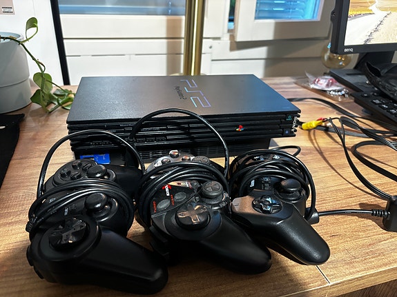 PlayStation 2 Fat ja 3 ohjainta