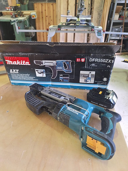 Makita DFR550 nauharuuvinväännin + 1.5Ah akku