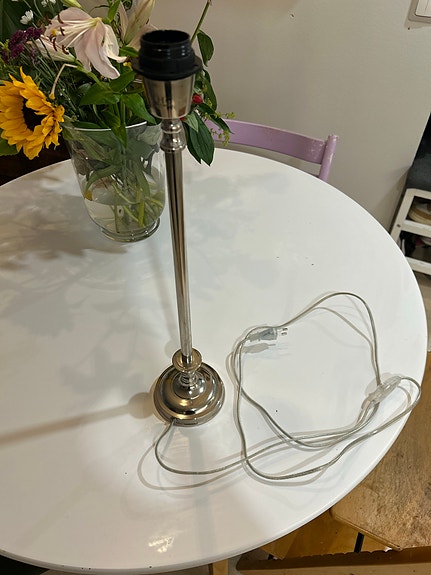 THG Home & Interior pöytälampun jalka