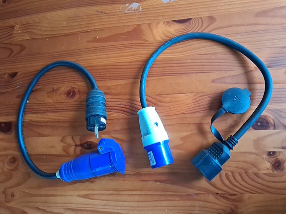 Schuko-CEE ja CEE-Schuko adapterit
