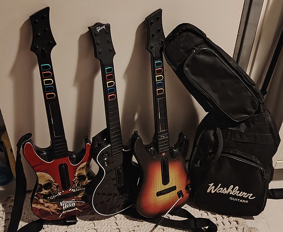 Guitar Hero -pelikitarat PS3 / Xbox 360