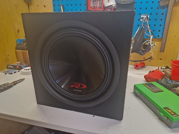 Alpine SWR-12D2 12" subwoofer kotelolla