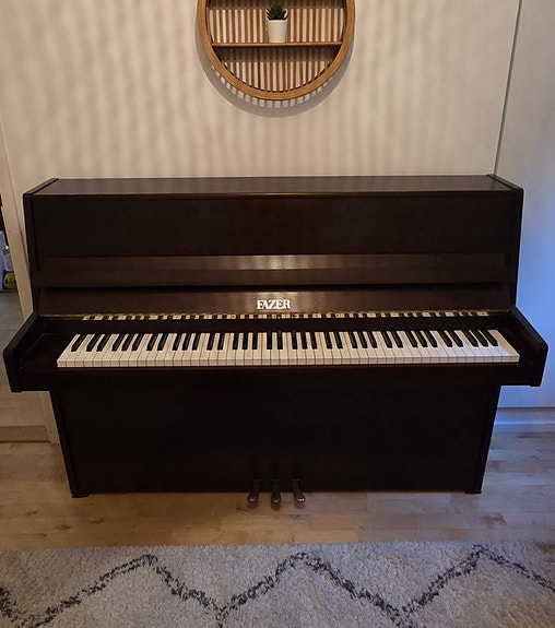 Fazer piano ruskea