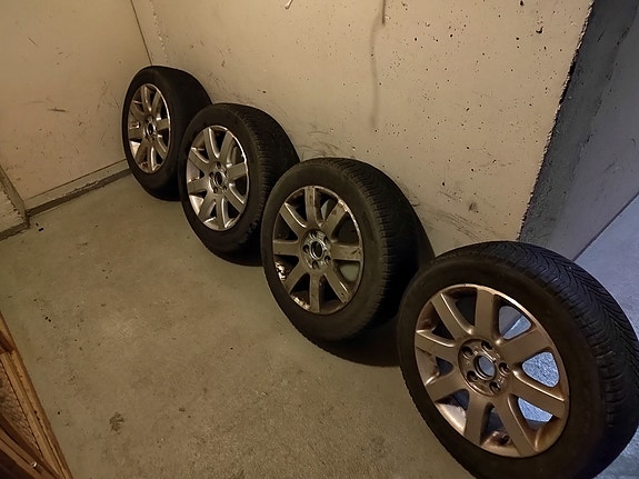 Vokswagenin alkuperäiset 16" aluvanteet renkailla