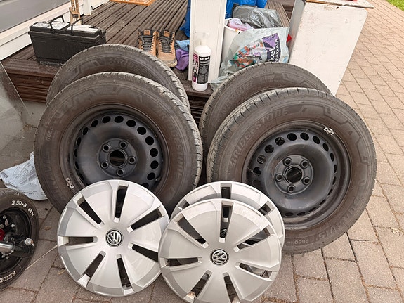VW Transporter T6.1 alkuperäiset 16” kesärenkaat peltivanteilla + VW-kapselit