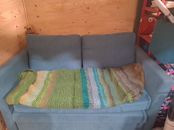 Kauniin turkoosi vuodesohva