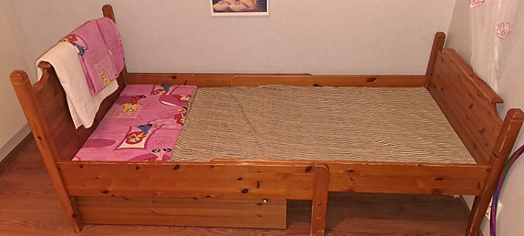 Jatkettava puinen lastensänky