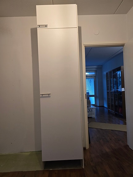 Valkoinen vaatekaappi (60x230)