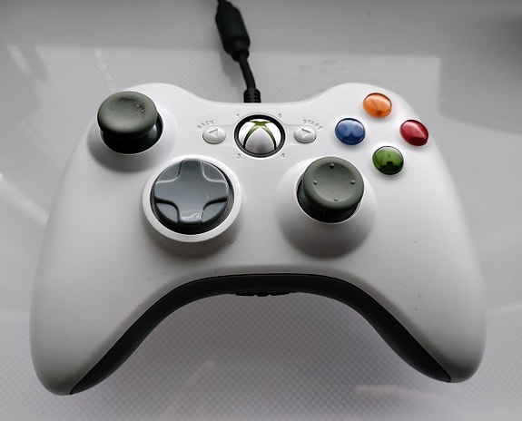 Xbox 360 langallinen peliohjain + Chatpad, toimii myös PC:llä