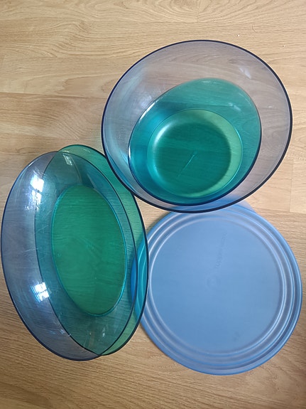 Kaksi Tupperware sheerly elegance astiaa