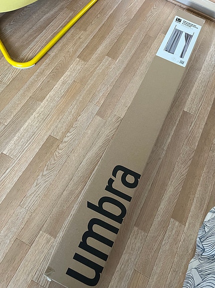 Umbra Anywhere musta tilanjakaja/verhotanko