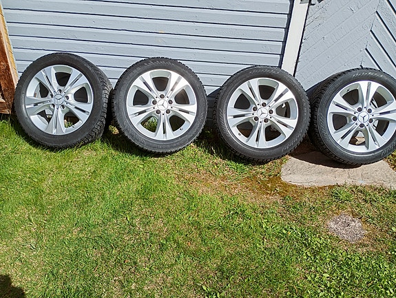 MB C W205 korimallin alkuperäiset 17" alumiinivanteet + nastarenkaat