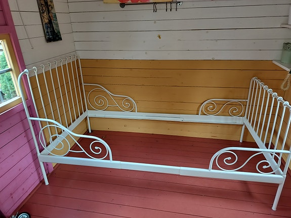 IKEA metallinen sängynrunko valkoinen