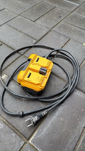 DeWalt katkaisusirkkeli ja laturi akkuineen