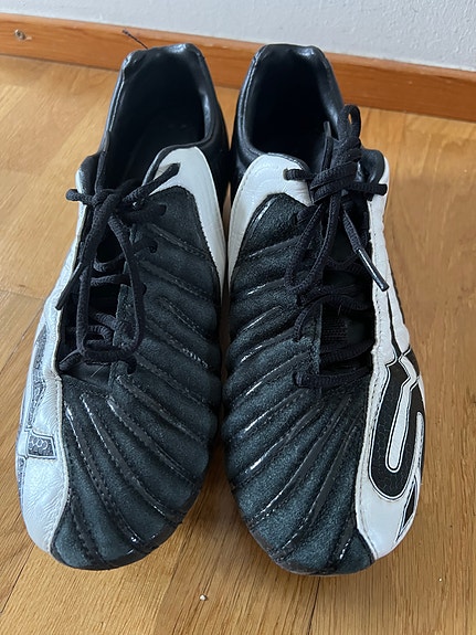 Umbro jalkapallo nappikset koko 41