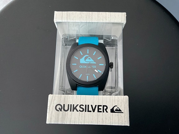 Quiksilverin sini-musta rannekello UUSI