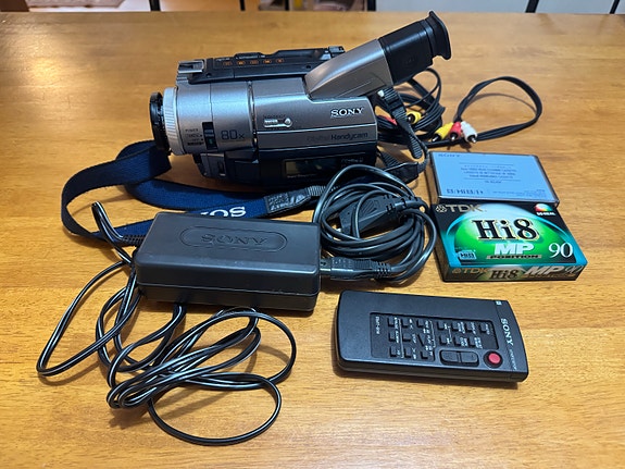 Sony DCR-TRV310E Digital8/Hi8/Video8  (Täydellinen digitointipaketti!)