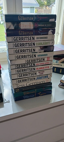 16kpl  Tess Gerritsen kirjaa