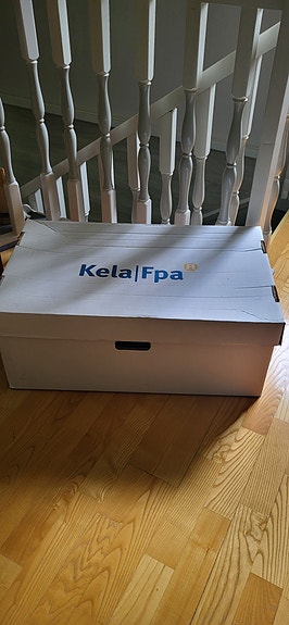 Äitiyspakkauksen laatikko, helmalakana ja patja