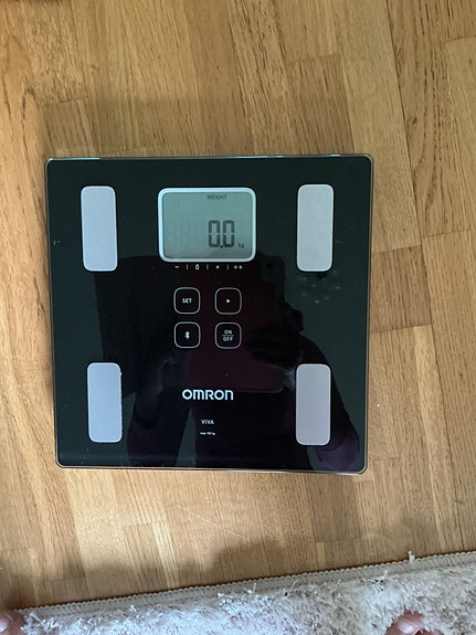 Omron digitaalinen henkilövaaka musta