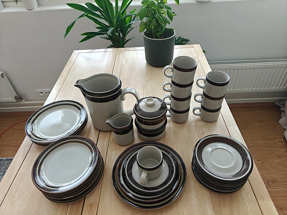 Myydään Arabian klassinen Karelia-astiasto, suunnittelija Anja Jaatinen-Winquist