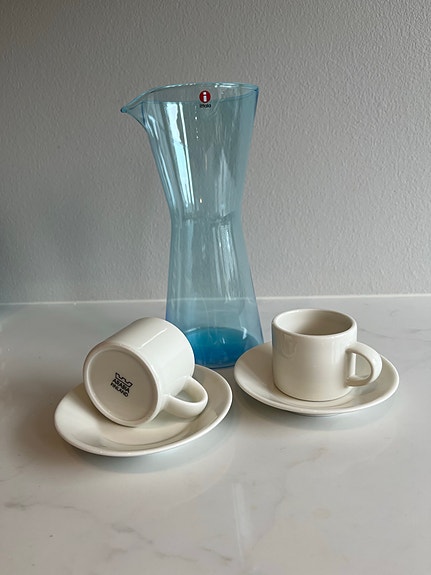 Iittala lasikannu ja arabia espressokupit lautasineen