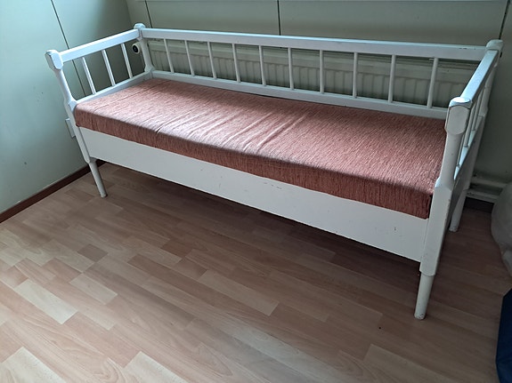 Valkoinen puusohva patjalla