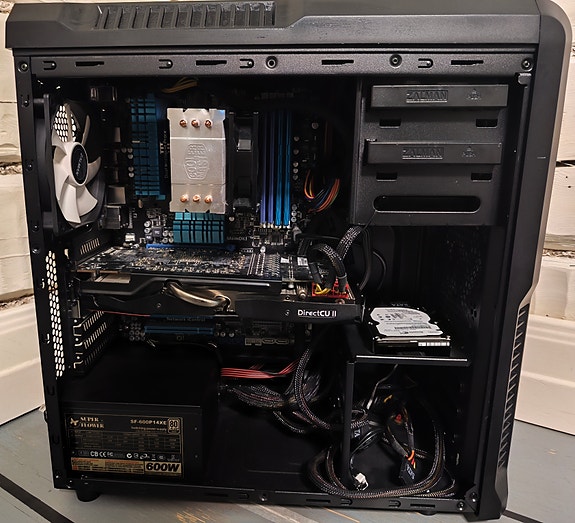 Pelikone: FX-8320/16GB/R9 280 DCII TOP/600W/SSD+HDD/Windows 10 Pro
