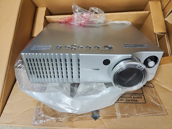 Panasonic PT-AE700E videotykki varaosiksi
