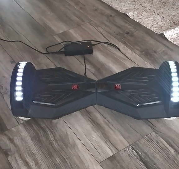 Musta hoverboard tasapainoskootteri LED-valoilla