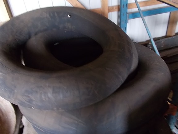 Traktorin sisärenkaita 38" 2kpl ja 28" 2kpl (hinta neljälle)