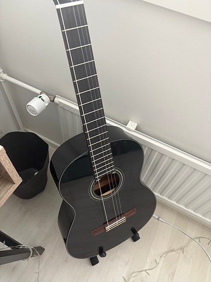 Yamaha C40 klassinen akustinen kitara musta