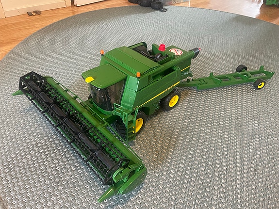 Bruder John Deere T670i -leikkuupuimuri