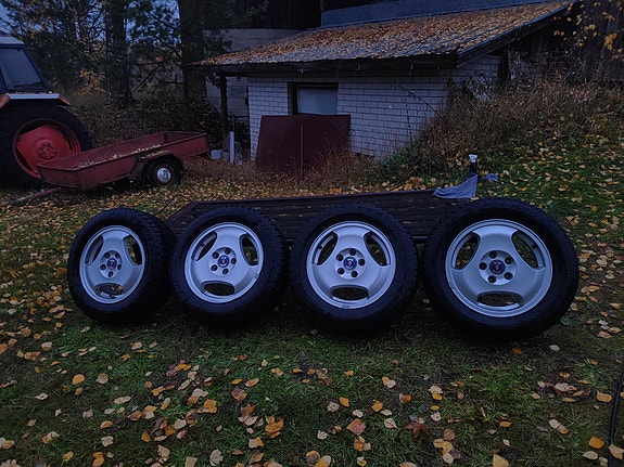 Saab alumiinivanteet kitkarenkailla 15"