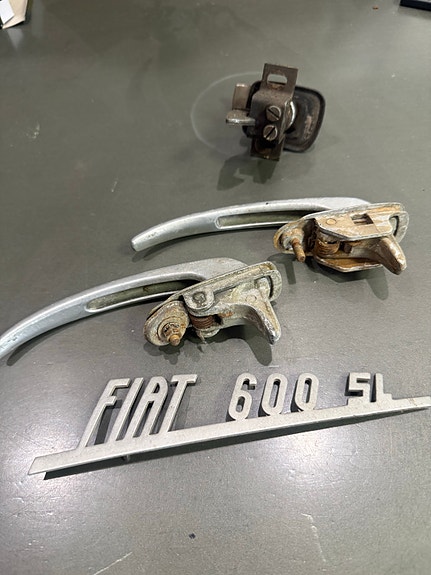 Fiat 600 SL ovenkahvat ja logo