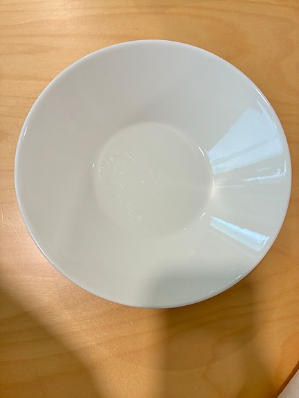Teema syvä lautanen valkoinen