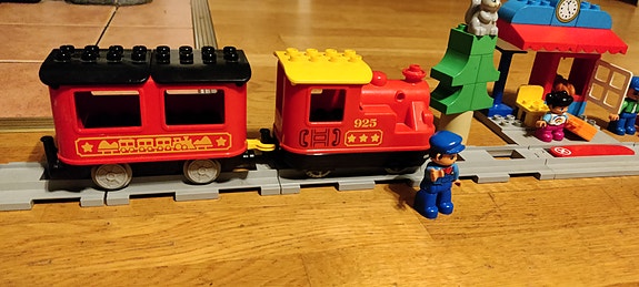 Lego Duplo junarata paristokäyttösellä veturilla