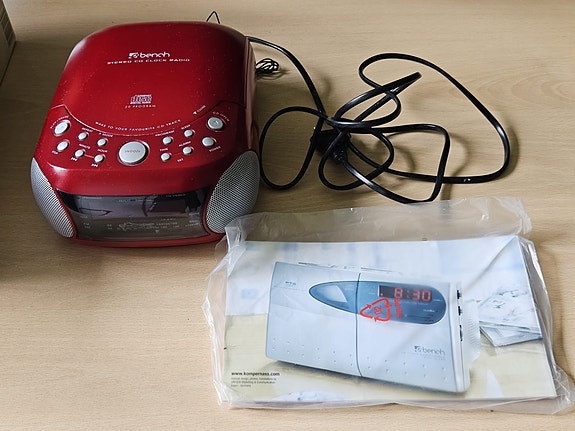 Retro CD-radioherätyskello Bench KH 2251 – laatikolla ja ohjeilla