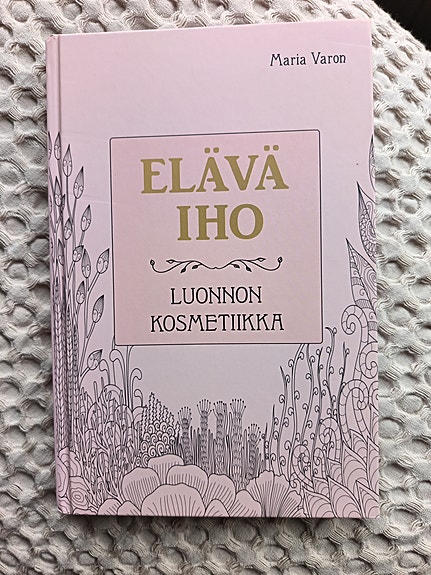 Elävä iho - luonnonkosmetiikka -kirja