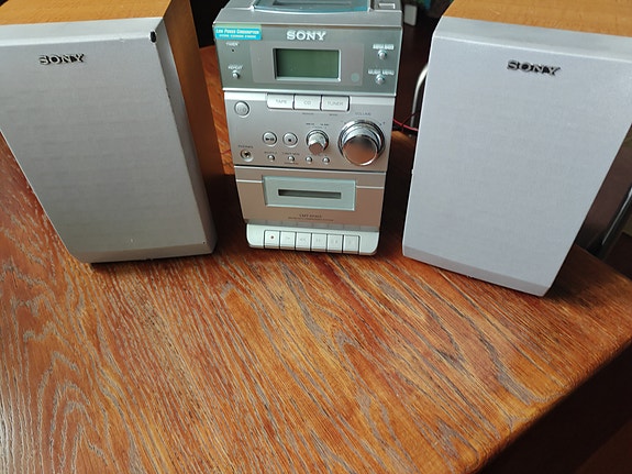 Sony stereosarja CD/radio/kasetti kaiuttimilla