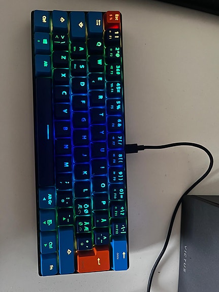 NOS C450 Mini Pro RGB pelinäppäimistö