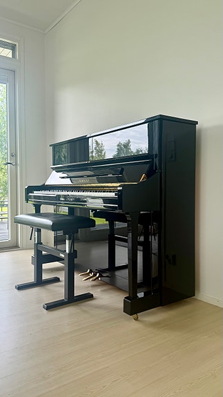 Yamaha U1 -piano 2003, Made in Japan, kiiltävä musta