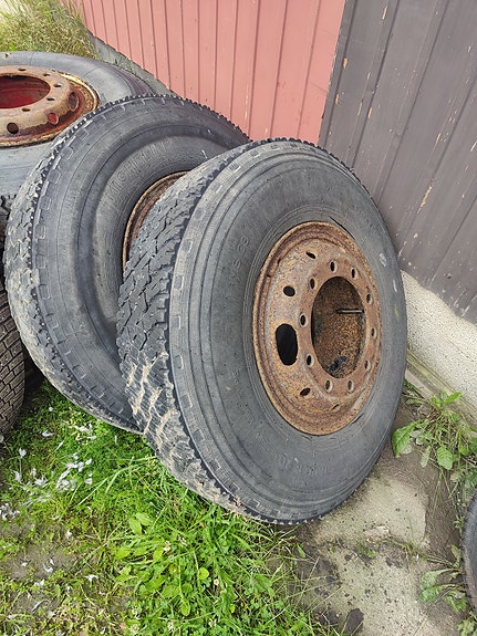 Kuorma-auton renkaat 11.00R20 vanteilla