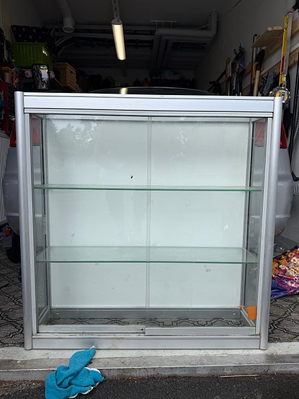 Lasivitriini liukuovilla 90 cm leveys  syvyys 24 cm korkeus 90 cm