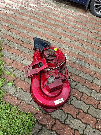 Punainen ruohonleikkurin leikkuupöytä