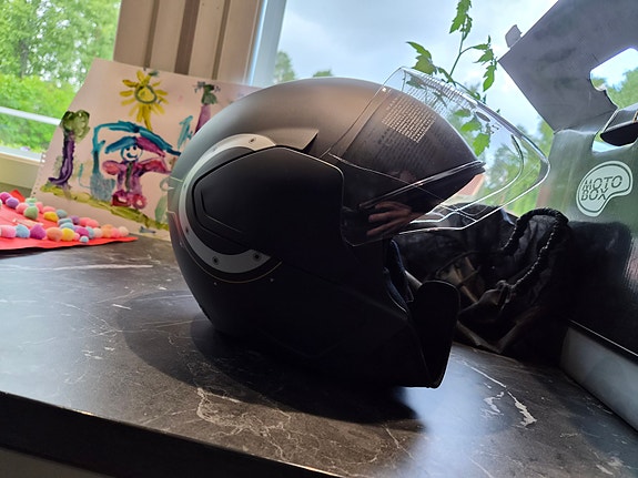 Motobox avokypärä visiirillä koko M käyttämätön