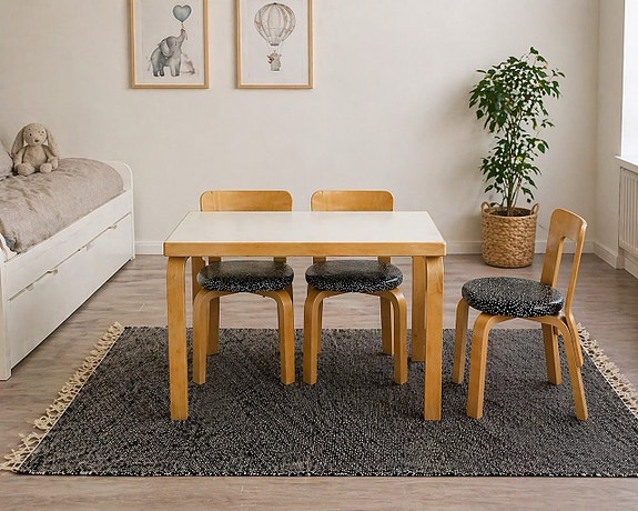 Artek lasten pöytä koivujaloilla valkoinen